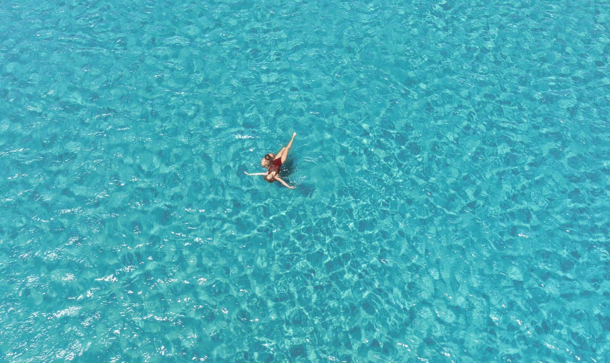 couple-swimming (1)